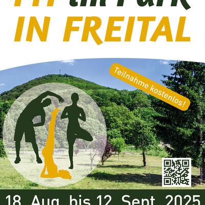 Auf dem Flyer steht Fit im Park in Freital, Teilnahme kostenlos, 18. August bis 12. September 2025. Hinter dem Logo aus drei Umrissen von Menschen beim Sport sind der bewaldete Windberg und eine Wiese mit B&auml;umen abgebildet.