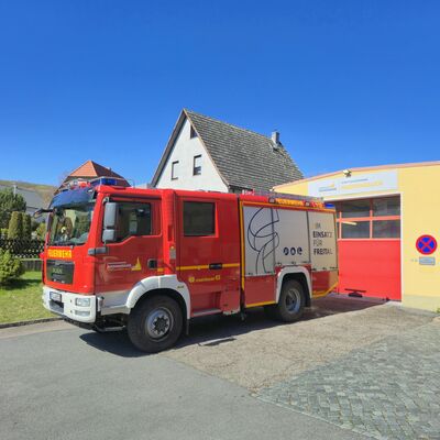L&ouml;schfahrzeug vor dem Ger&auml;tehaus
