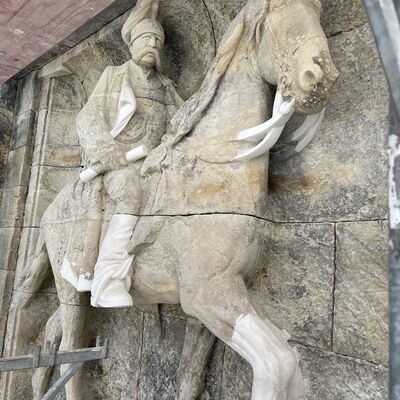 Das Reiterrelief K&ouml;nig Alberts aus Sandstein ist einger&uuml;stet. Einige Schadstellen sind frisch restauriert und erscheinen heller als der &uuml;brige Sandstein.