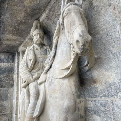 Das Reiterrelief K&ouml;nig Alberts zu Pferde aus Sandstein ist restauriert. Das Bild zeigt eine Detailansicht des Reliefs.